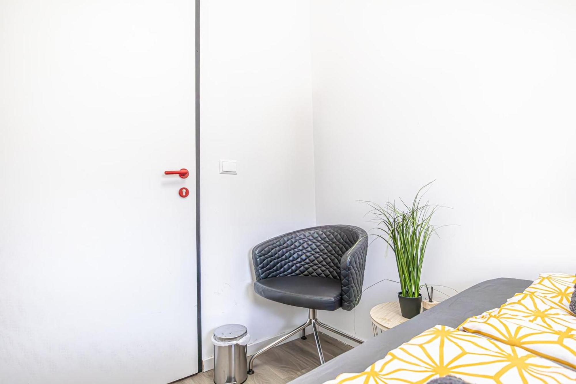 Near Schoenbrunn - Economy Rooms In Shared Apartment At Meidling Train Station Viena Exterior foto