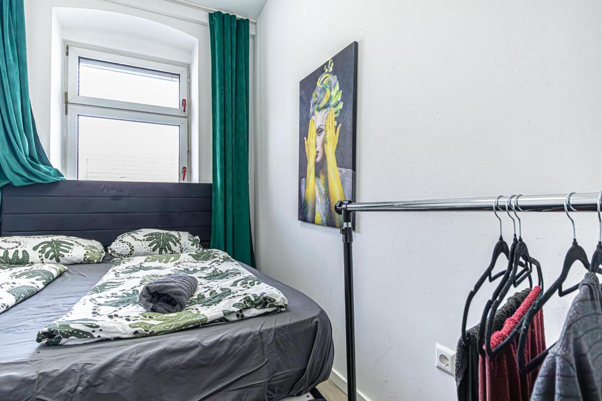 Near Schoenbrunn - Economy Rooms In Shared Apartment At Meidling Train Station Viena Exterior foto