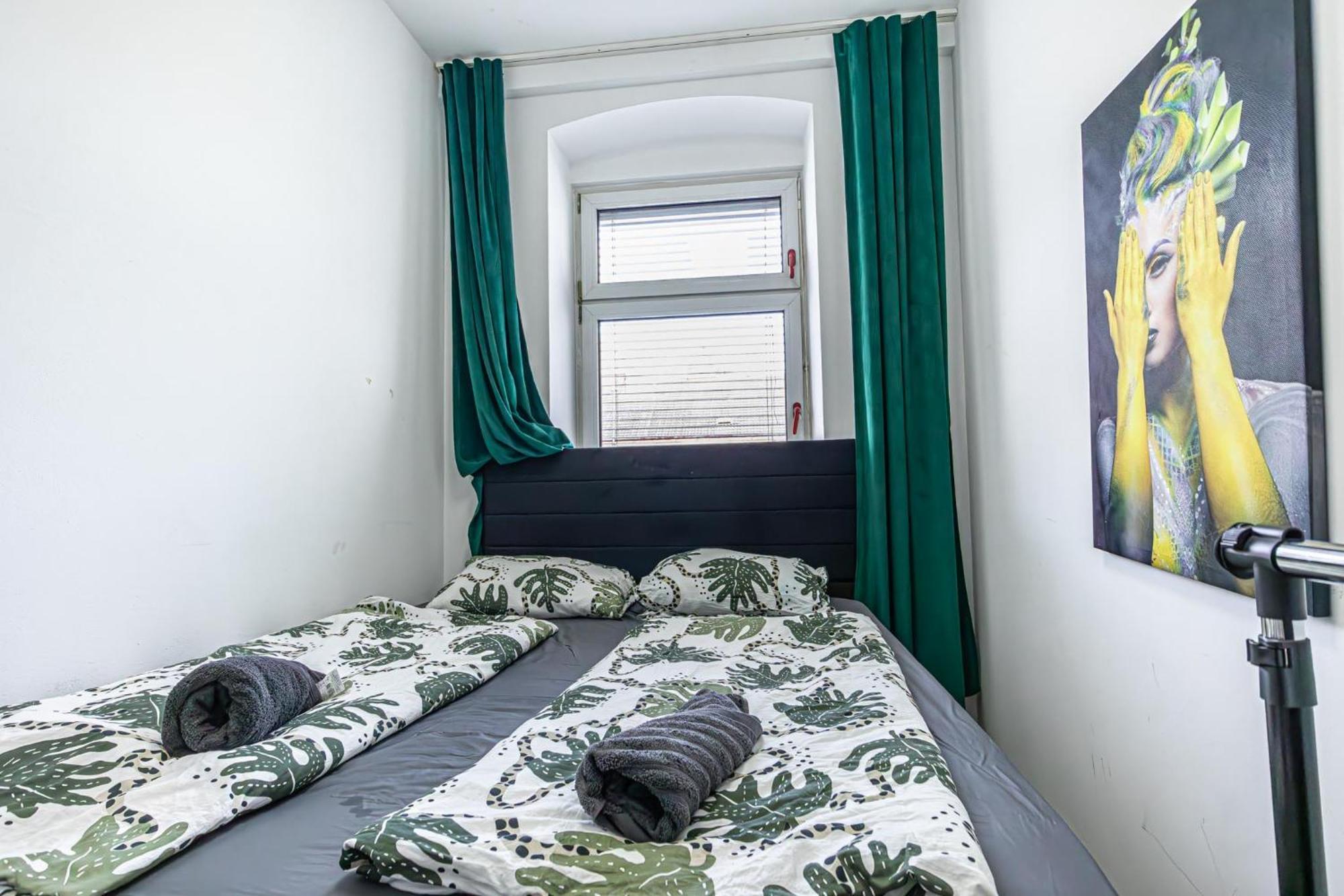 Near Schoenbrunn - Economy Rooms In Shared Apartment At Meidling Train Station Viena Exterior foto