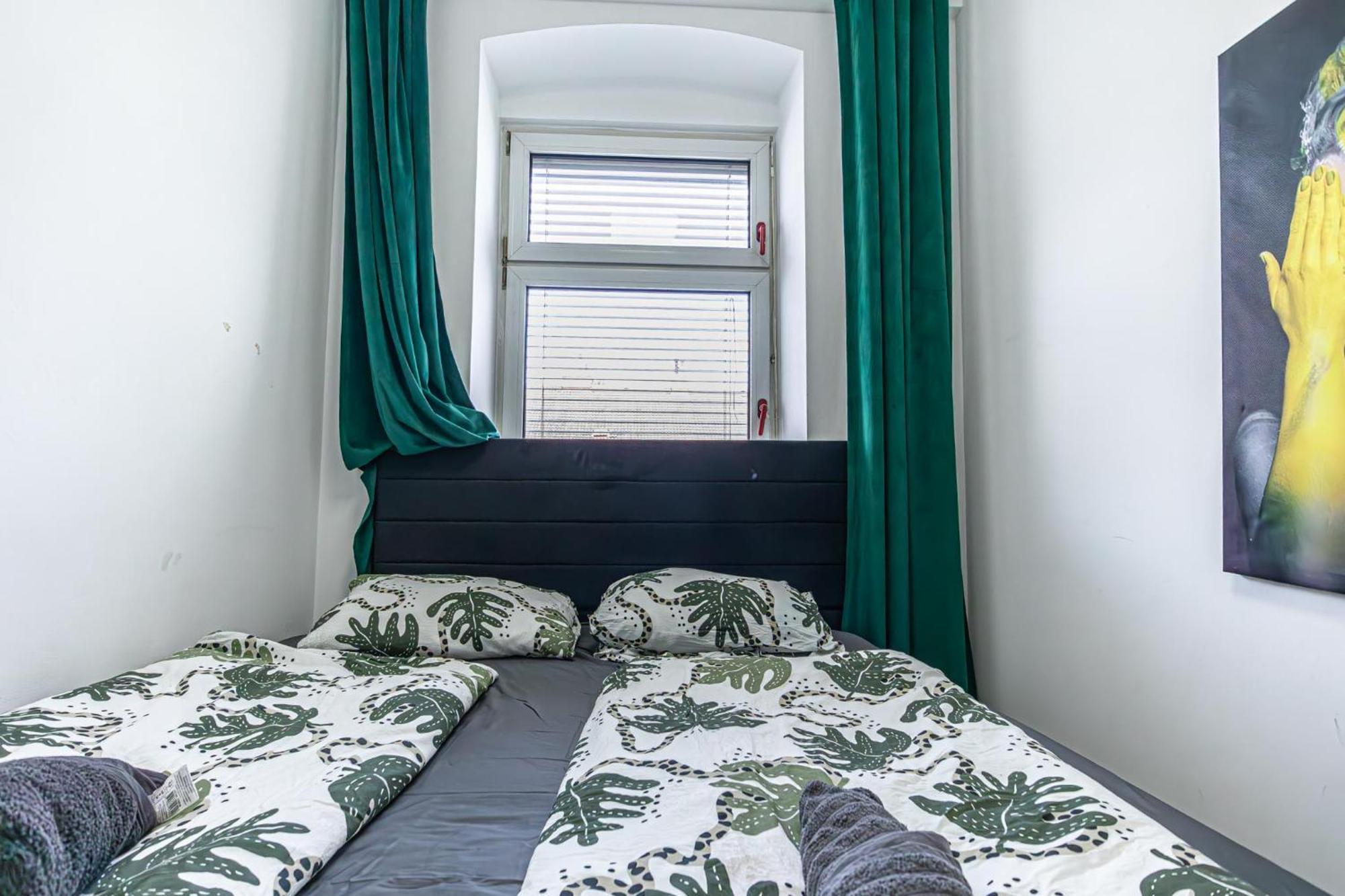 Near Schoenbrunn - Economy Rooms In Shared Apartment At Meidling Train Station Viena Exterior foto