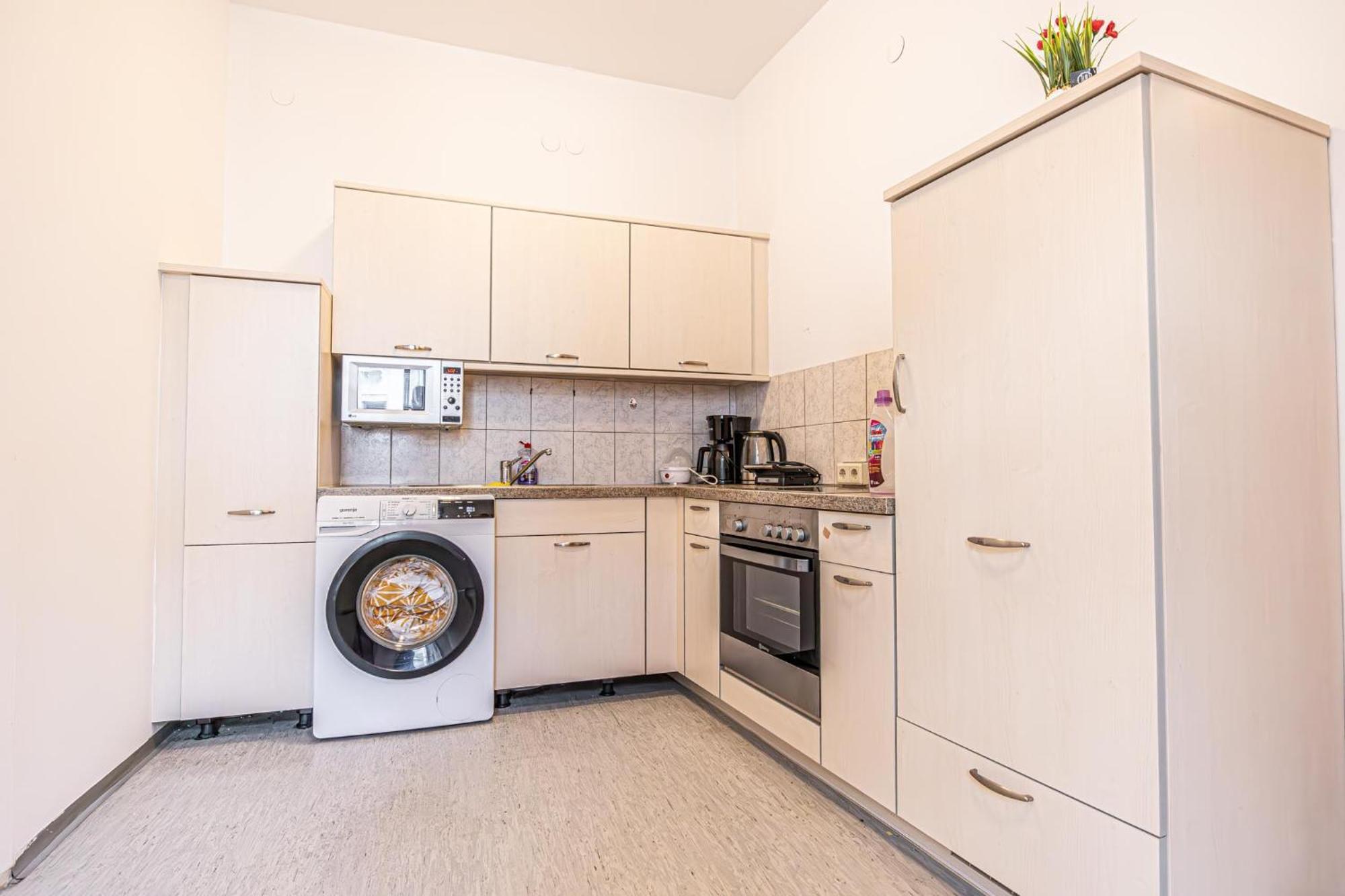 Near Schoenbrunn - Economy Rooms In Shared Apartment At Meidling Train Station Viena Exterior foto